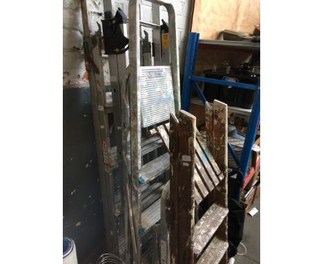 3 SETS OF ALUMINIUM STEP LADDERS AND A SET OF WOODEN STEP LADDERS