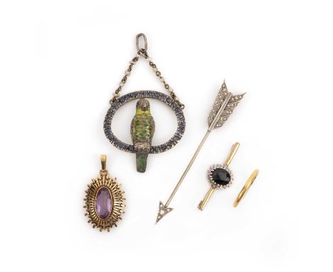 A collection of jewels, comprising: a diamond jabot pin designed as an arrow, length 7.5cm; a 22ct gold wedding band, size N,