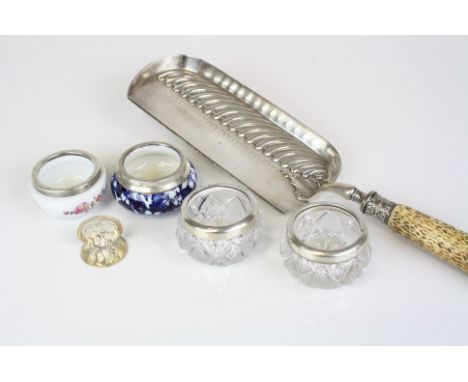 A tray of mixed collectables to include four salts to include three with hallmarked silver rims together with a cake slice wi