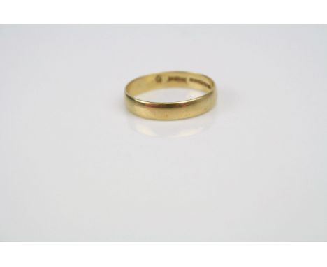 A 18ct yellow gold wedding band ring.