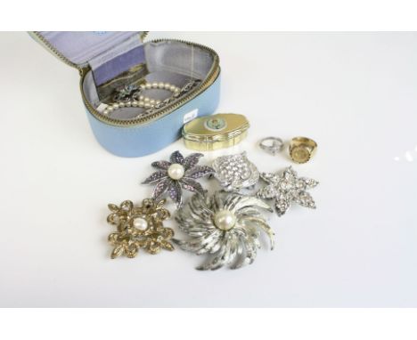 Small case of costume jewellery to include Sarah Coventry large brooch and others featuring gold tone coin ring etc 