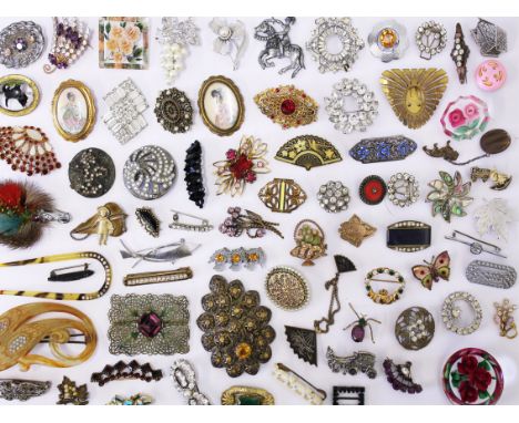 A large collection of vintage costume brooches and a chain mail purse