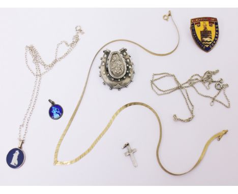 A mixed lot comprising a Blackpool Co-Operative Congress badge, a silver horseshoe brooch, a hallmarked silver Wedgwood cameo