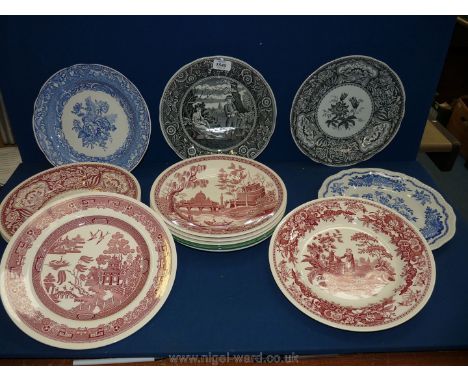 A quantity of Spode dinner and wall plates including three year plates 2001, 2002 and 2003, four plates of " The Spode Archiv