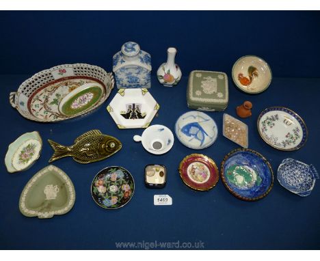 A quantity of trinket dishes including Limoges, Wedgwood, Jasperware, pot with lid, ashtray in green, small Japanese tea stra
