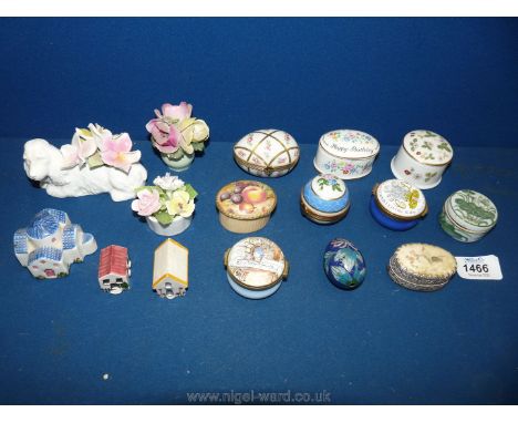 A quantity of small trinket boxes including Limoges France, Aynsley, Wedgwood, Royal Doulton floral display a/f. etc.