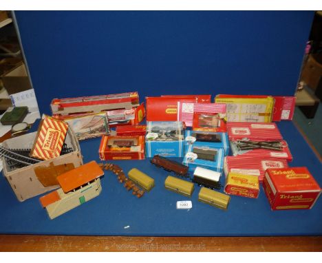 A quantity of 00 gauge railway track and stock including Hornby Freight-liner wagon, a ventilated van, a "Tri-ang" circuit co