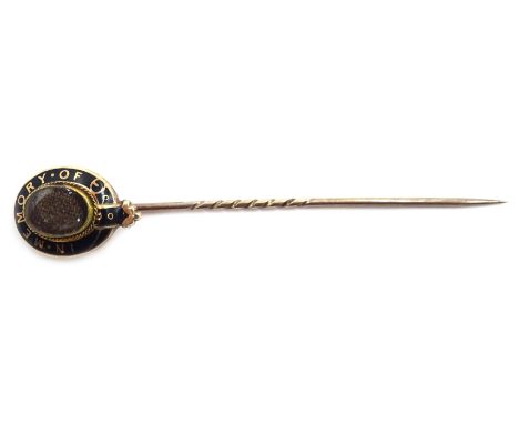 Victorian gold enamel remembrance stick pin inscribed 'In Memory Of' Condition Report & Further Details Approx 2.3gm, good co