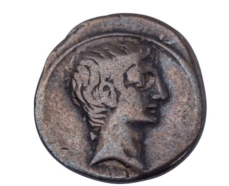 Röm. Reich/ Triumvirat - Denar vor 27 v.Chr., Octavian, Av: Kopf Octavians n.r., Rv: CAESAR DIVI, Merkur sitzt auf Fels und s