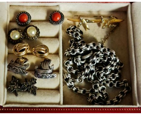 A collection of jewellery, to include a hallmarked 9ct yellow gold seed pearl set swallow brooch, together with five pairs of