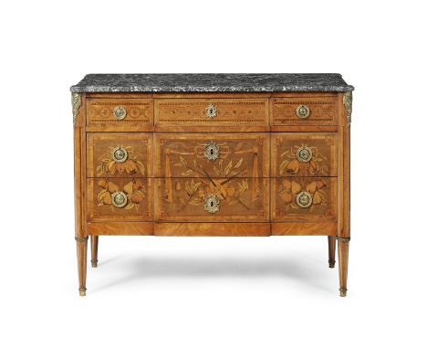 Commode d'époque Louis XVI estampillée C.M. Magnien et JME, en placage de bois de rose et marqueterie à décor d'instruments d