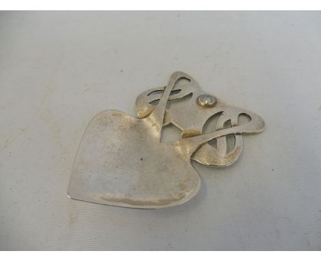 An Art Nouveau white metal, probably silver, caddy spoon, in the manner of Liberty.