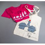 Handsignierte Stofftasche und T-Shirt von Otto Waalkes