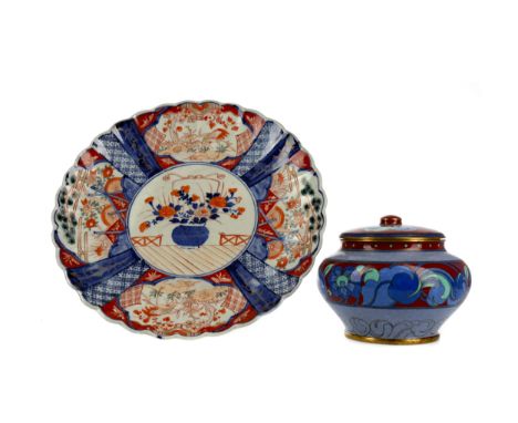 EARLY 20TH CENTURY JAPANESE IMARI PLAQUE, of shaped circular form, painted with a central rondel of flowers in a vase surroun