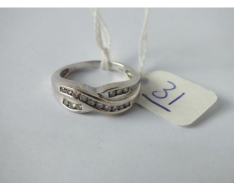 18ct gold cross over diamond ring approx size P 5.3g inc