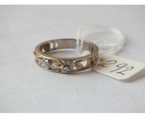 18ct fancy band pierced ring set with diamonds – 3.6gms  