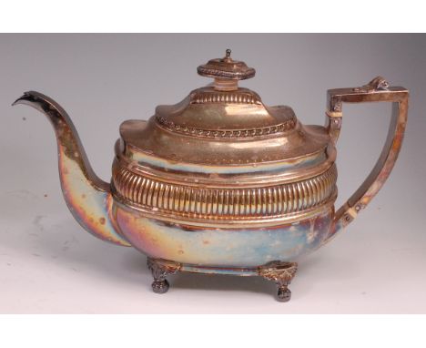 A Regency silver teapot, of oval bombe form, with reeded band, 21.8oz, maker I W, London 1814, h.16.5cm Condition Report / Ex