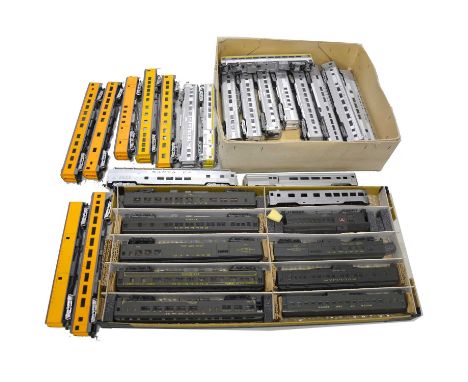 Thirty HO gauge model railway passenger coaches, including Rivarossi, Bachmann, Concor and others, in Santa Fe and Union Paci
