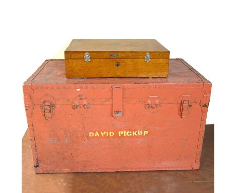 A wooden storage case and red trunk, wooden storage case 52cm x 38cm x 13xm; red trunk 91cm x 51cm x 51cmQty: 2