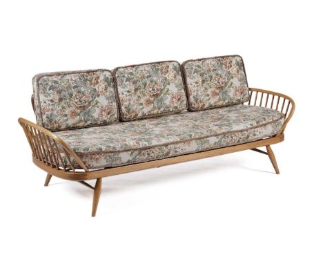 Lucian Ercolani for Ercol - A Windsor No 355 Studio Couch Daybed - a retro beech and elm seat sofa settee/daybed having spind