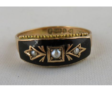 A seed pearl set black enamel 9 carat gold mourning ring, Chester 1919, finger size P, 2.2 g gross, cased