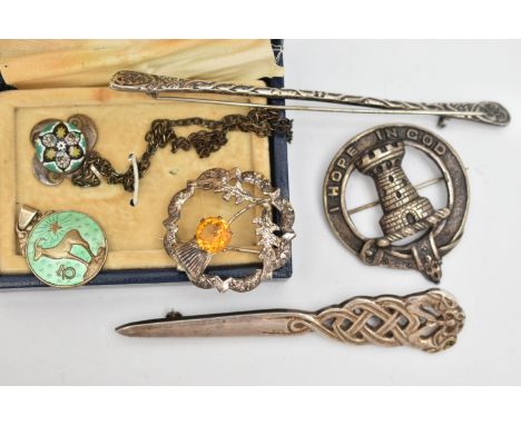 ASSORTED SILVER AND WHITE METAL JEWELLERY, to include a silver Celtic brooch, fitted with a brooch and C clasp, hallmarked Ch