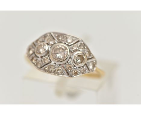 AN 18CT GOLD DIAMOND RING, Art Deco style diamond ring, set to the centre with a round brilliant cut diamond, flanked by two 