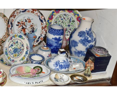 A SELECTION OF DECORATIVE CERAMIC ITEMS ETC, to include a Wedgwood Florentine pattern dish, Royal Doulton blue and white vase