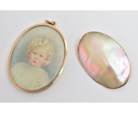 A YELLOW METAL PORTRAIT MINATURE PENDANT AND A MOTHER OF PEARL BROOCH, the oval pendant, depicting a small child with lock of