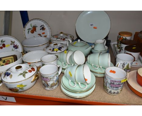 A QUANTITY OF ROYAL WORCESTER 'EVESHAM', PORTMEIRION AND WEDGWOOD CERAMICS, comprising of a six person Wedgwood tea set with 