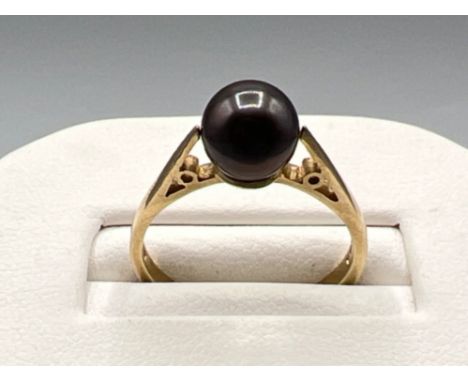 Ladies 9ct gold Pearl ring. Size M 2.5g