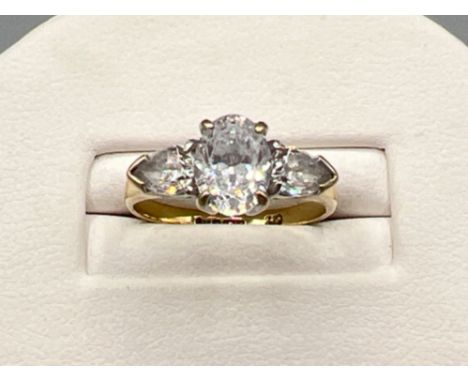 Ladies 9ct gold cz 3 stone ring. Size J 3g