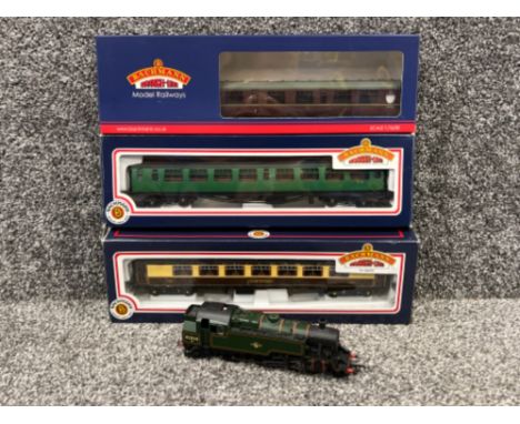Bachmann model railways x3 carriages and 1 engine