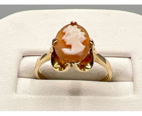 Ladies 9ct gold cameo ring. Size L 1.8g