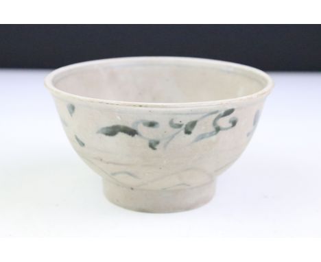 Hoi An Hoard circular footed bowl, circa 1460s, item number 150941, hand painted / glaze, provenance sticker to base, 10.5cm 