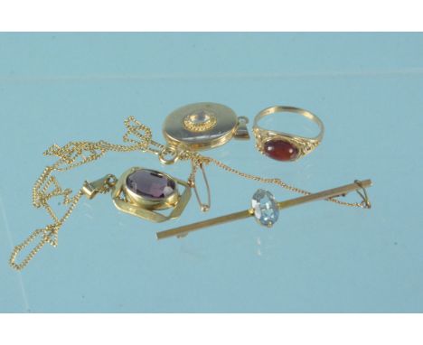 Mixed 9ct gold and yellow metal jewellery including a 9ct gold locket, a 9ct gold amber set ring, a 9ct gold stone set bar br