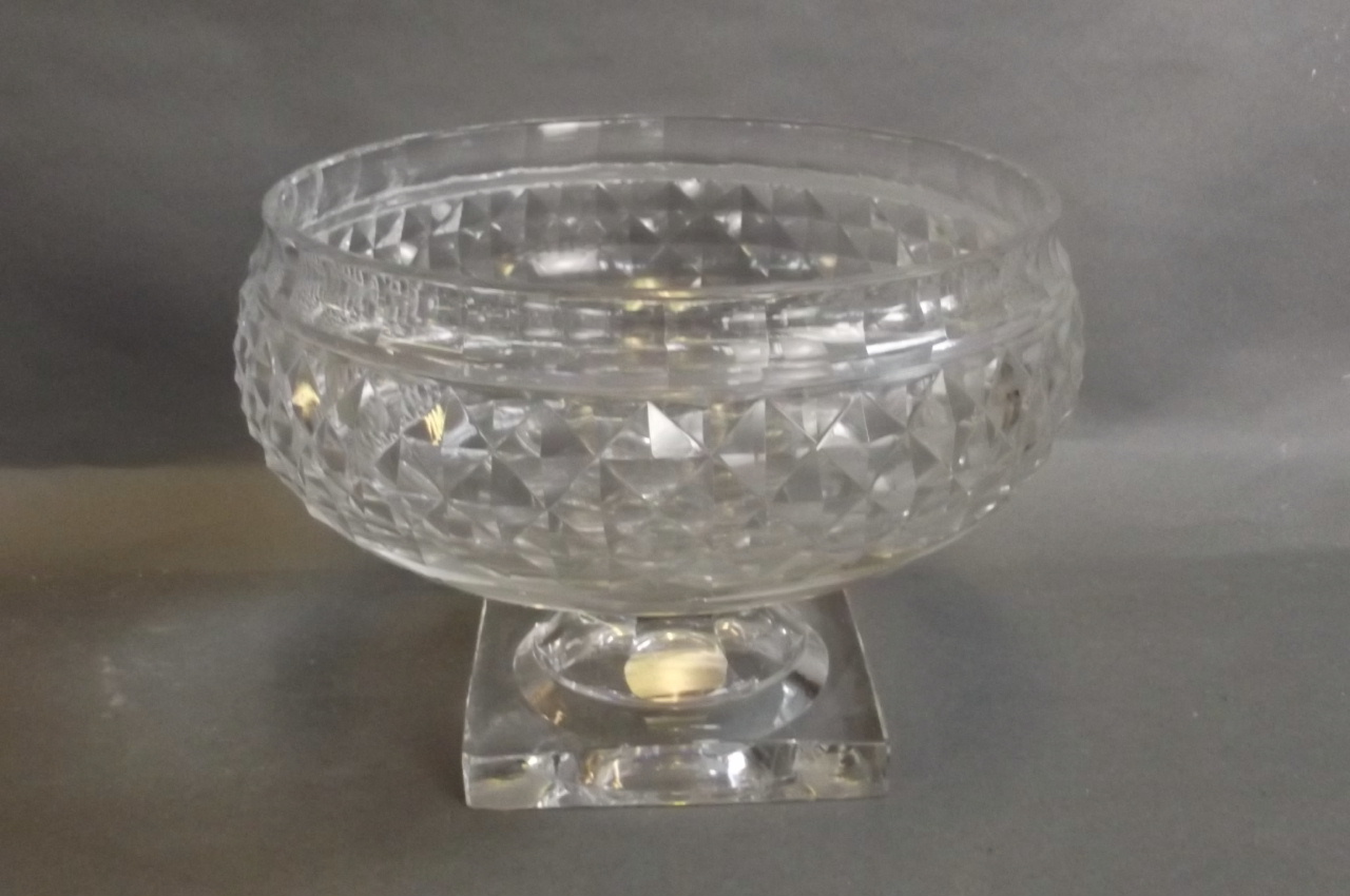 An Edinburgh & Leith 1930s crystal glass fruit bowl, 9½" diameter
