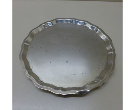 A silver salver - Diameter 19cm - Sheffield 1960/61 EV - approx weight 7.3 troy oz 