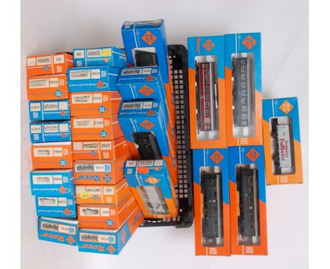 ROCO: A collection of 26x Roco railway trainset HO Gauge carriages and freight tankers, each in original box.

NOTE: This lot