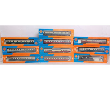 ROCO: A collection of 10x original RoCo railway trainset carriages: 4280, 4262, 4270, 436B, 4271, 4272 etc. Each in original 