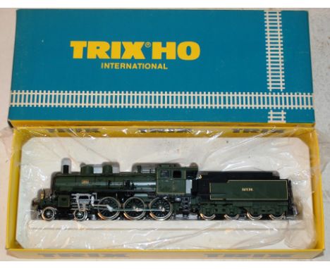 TRIX: An original vintage Trix HO Gauge railway trainset locomotive 2408 Bayern in original box.

NOTE: This lot comes from a