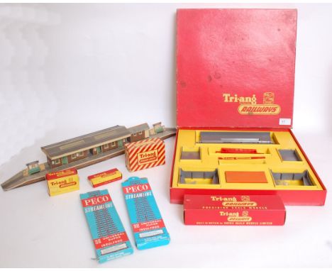 RAILWAYS: An original Triang Railways R161 Operating Hopper Car Set in original box, along with a quantity of trainset Triang