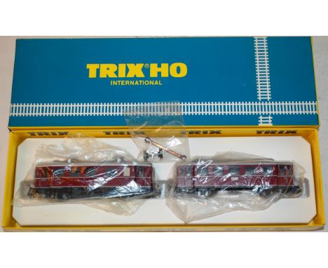 TRIX: An original vintage Trix HO Gauge railway trainset locomotive 2470 Regensburg in original box.

NOTE: This lot comes fr
