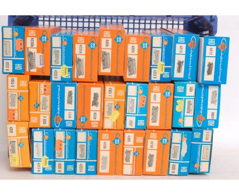 ROCO: A collection of 27x vintage original Roco trainset freight wagons and carriages, each in original box.

NOTE: This lot 