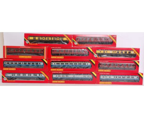 HORNBY: A collection of 11x Hornby 00 Gauge railway trainset carriages, each in original boxes, comprising of: r931, r932, r9