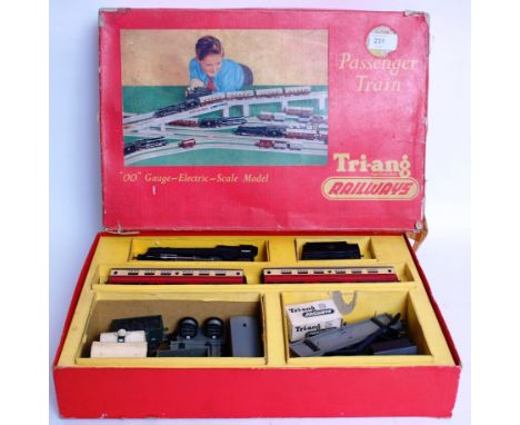 TRAINS: A vintage Triang Railways Princess Elizabeth locomotive boxed set - including several additional tenders / carriages 