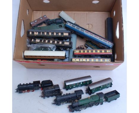 TRAINS; A collection of assorted loose vintage carriages and locomotives, variety of gauges and makes.

NOTE: This lot comes 