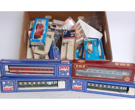 TRAINS; A collection of assorted railway trainset items and accessories to include 3x Jouef vintage carriages, Hornby Dublo a