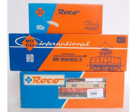 RoCo: A collection of 3x vintage Roco railway trainset locomotives comprising of: 4128A, 33210 and 33201. Each in original bo