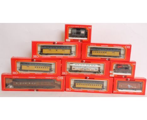 RIVAROSSI: A collection of 9x vintage Rivarossi railway trainset carriages, comprising of: 2934, 2430, 2008, 2074, 2998, 2994